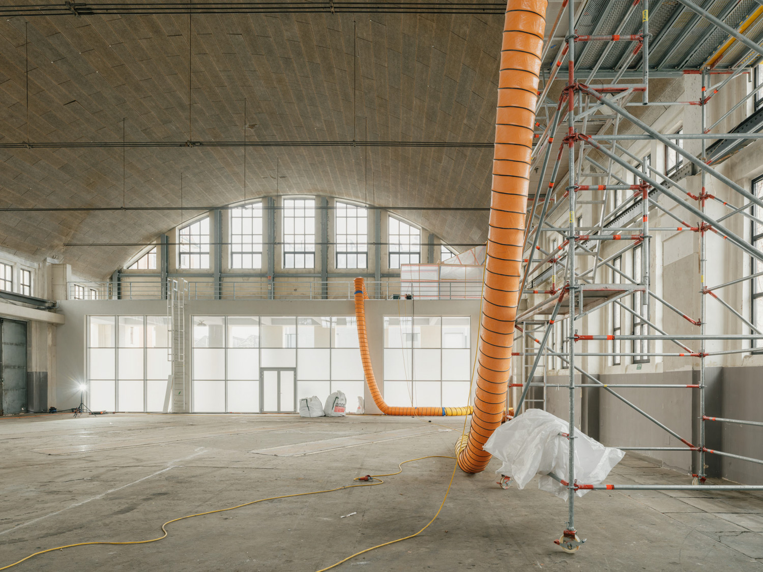 Halle Schenker Salvi Weber Architekten © Patrick Johannsen Fotografie
                        data-credit=